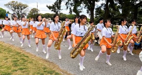 行进中的小号和萨克斯乐队